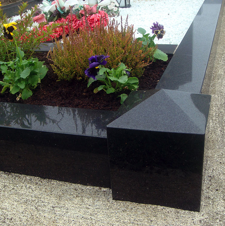 Straight Kerb (Pointed Corner Posts)